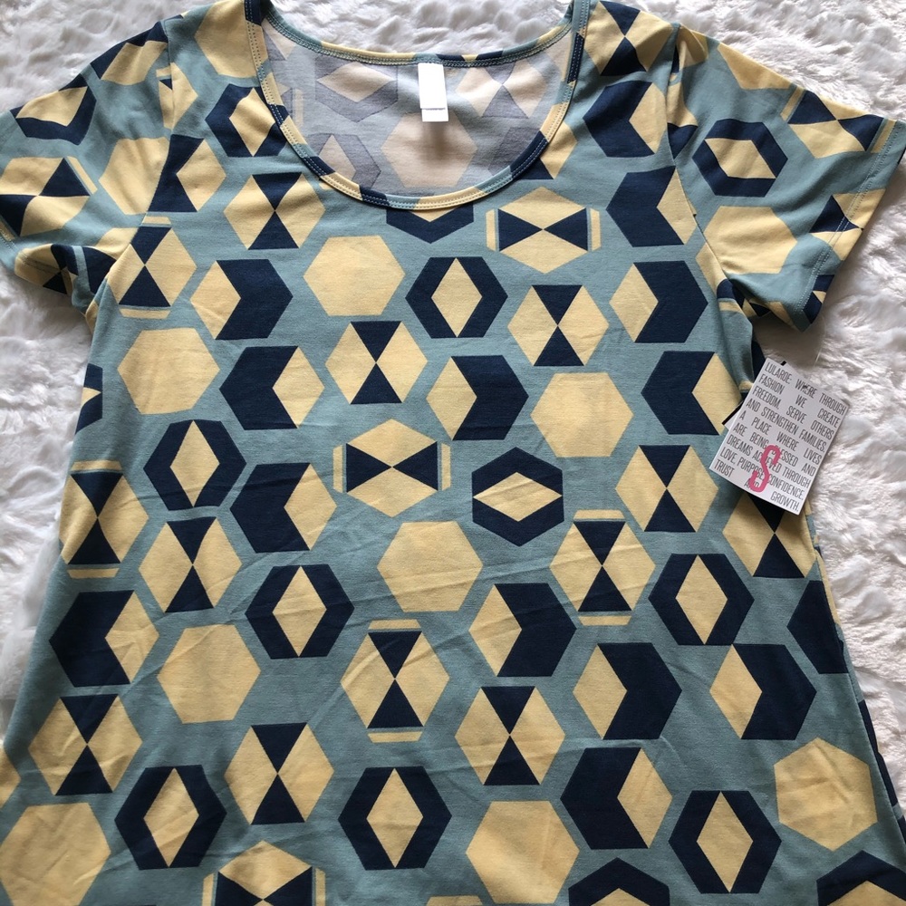 NWT Small LuLaRoe Classic T
